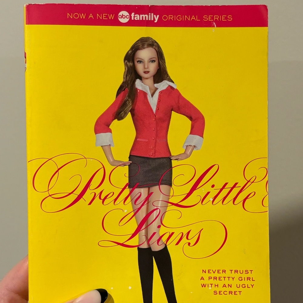 Pretty Little Liars Book - Picture 2 of 5